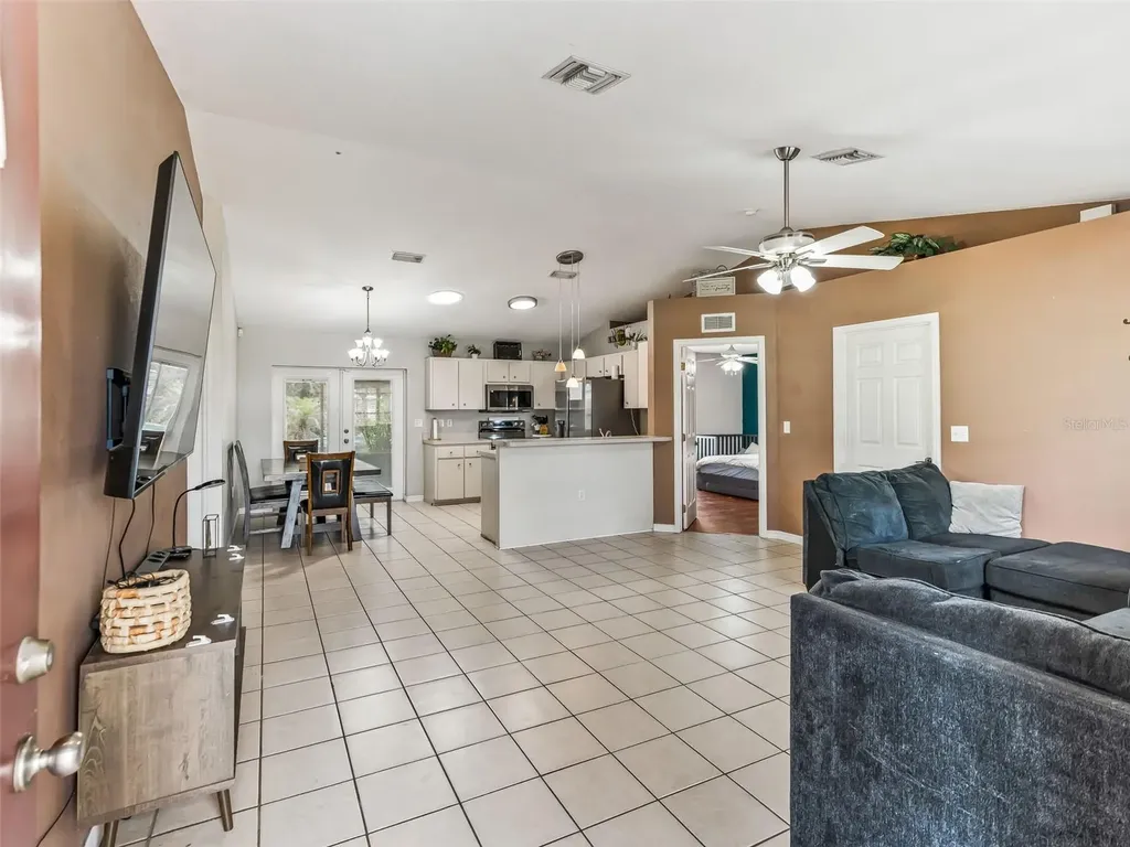 1195 Cr 441 Lake Panasoffkee FL 33538