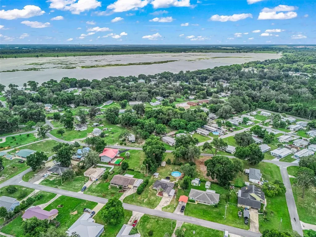 1195 Cr 441 Lake Panasoffkee FL 33538