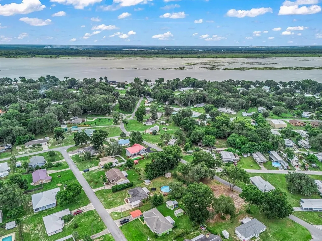 1195 Cr 441 Lake Panasoffkee FL 33538