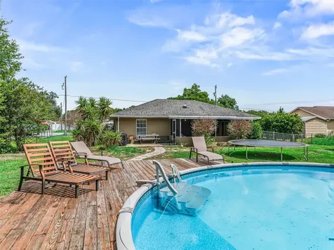1195 Cr 441 Lake Panasoffkee FL 33538