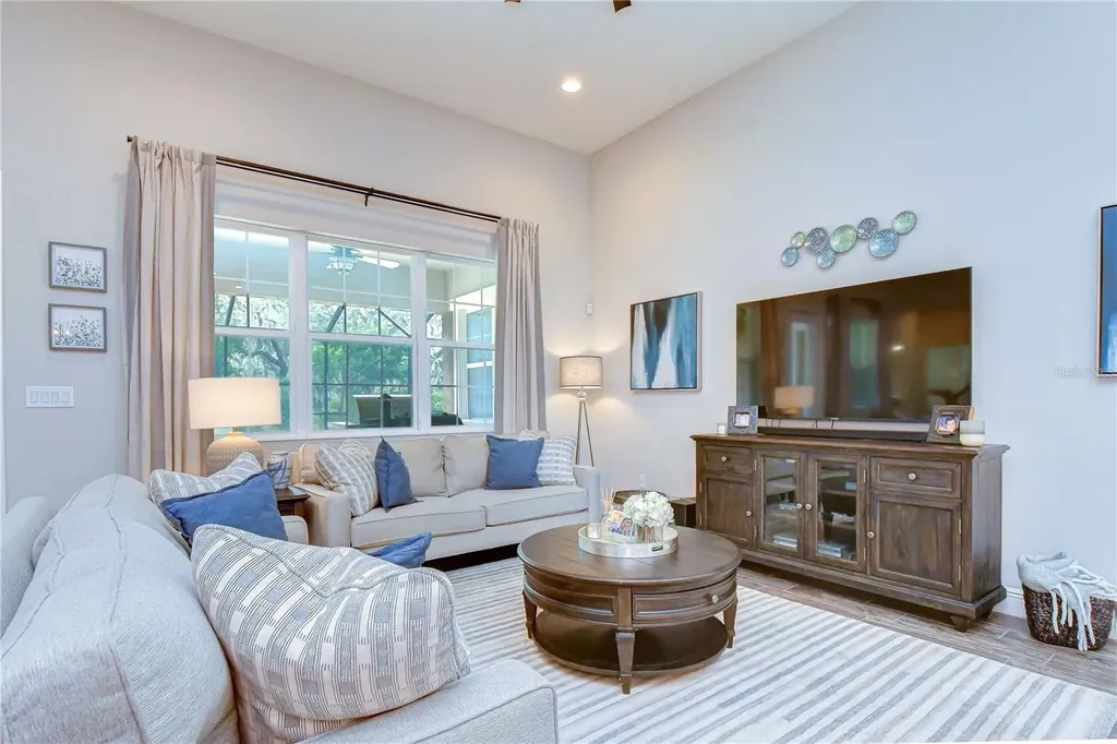 6335 Knob Tree Drive Lithia FL 33547