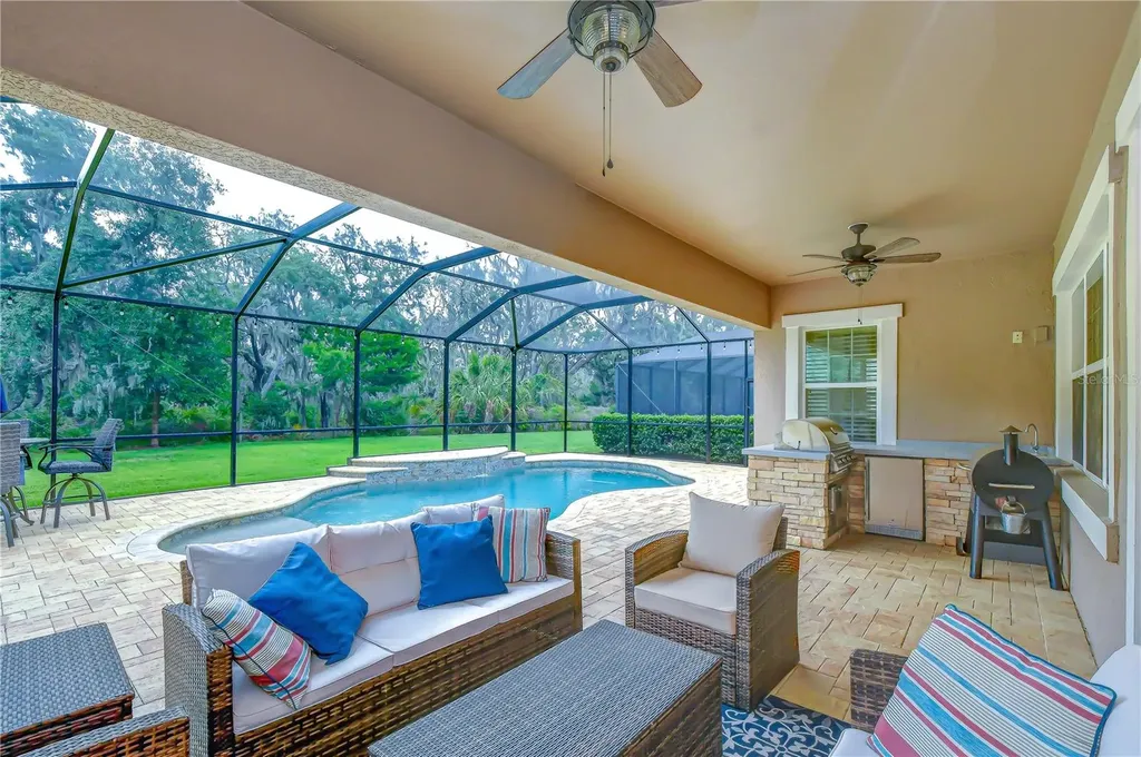 6335 Knob Tree Drive Lithia FL 33547