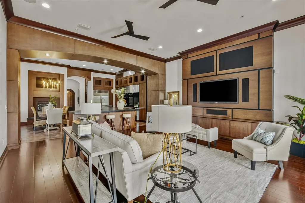 1008 Paseo Del Rio NE St Petersburg FL 33702