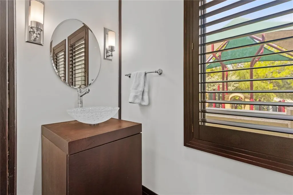1008 Paseo Del Rio NE St Petersburg FL 33702