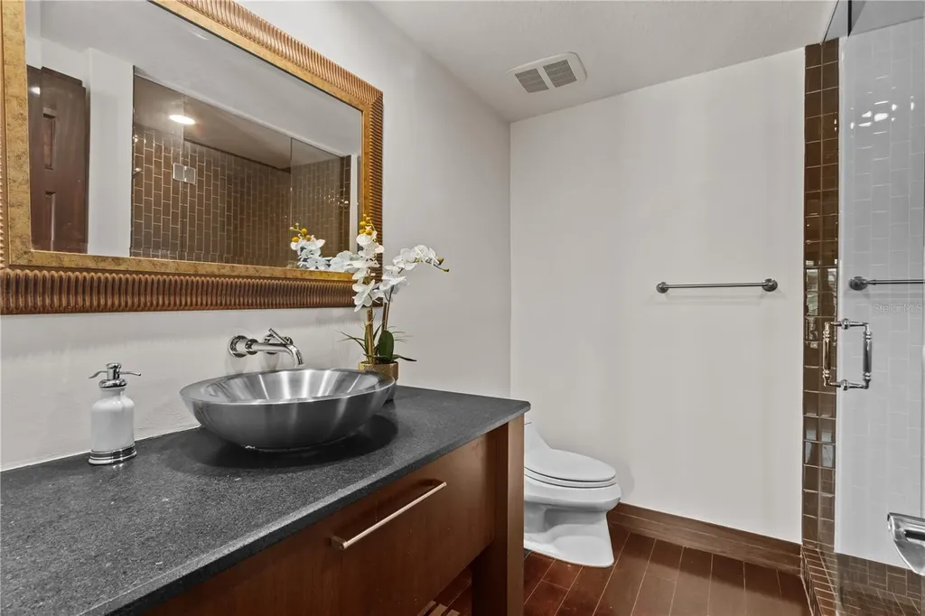 1008 Paseo Del Rio NE St Petersburg FL 33702