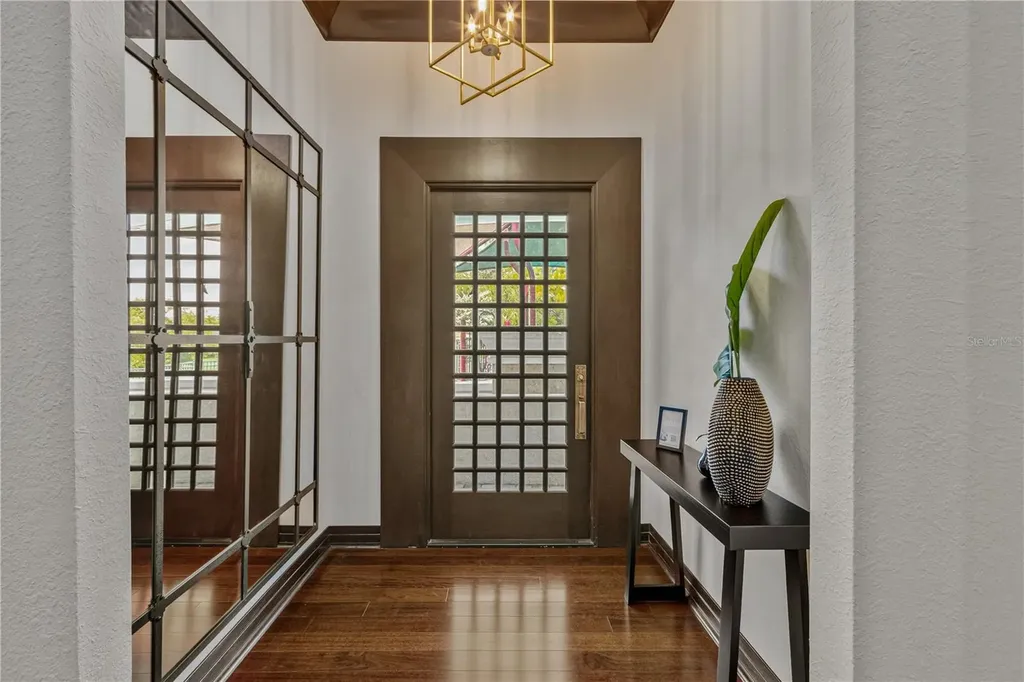 1008 Paseo Del Rio NE St Petersburg FL 33702