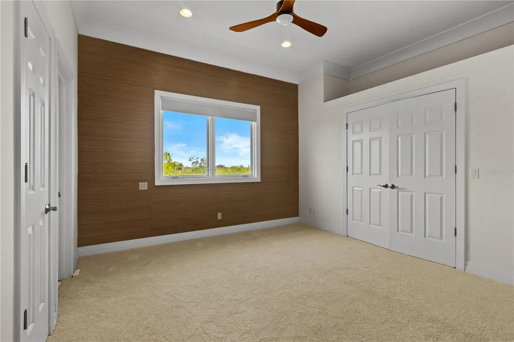 1008 Paseo Del Rio NE St Petersburg FL 33702