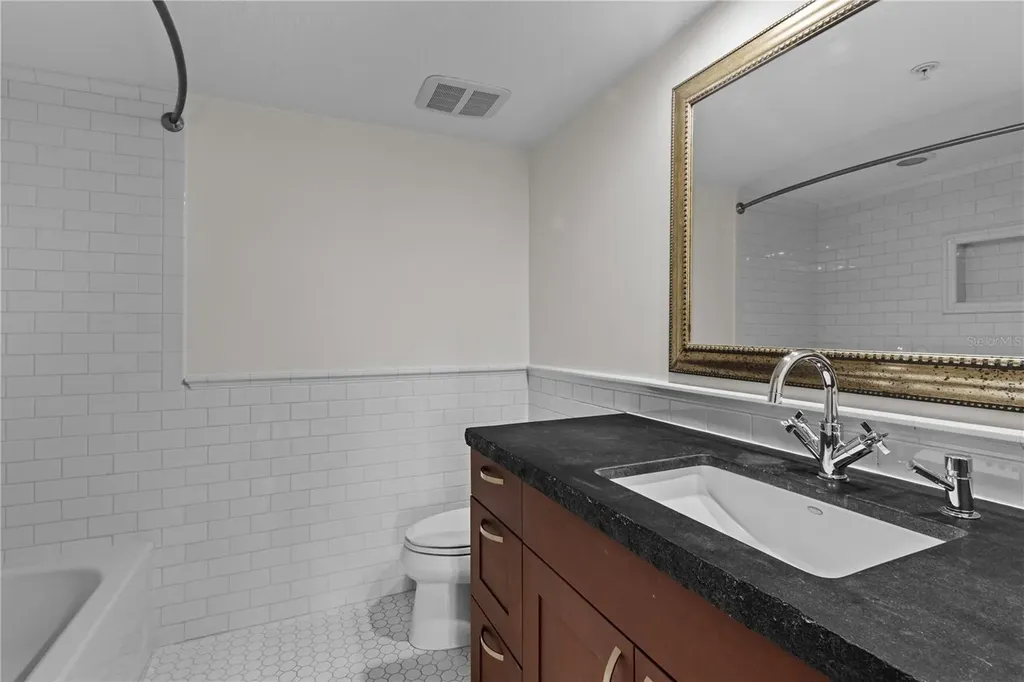 1008 Paseo Del Rio NE St Petersburg FL 33702