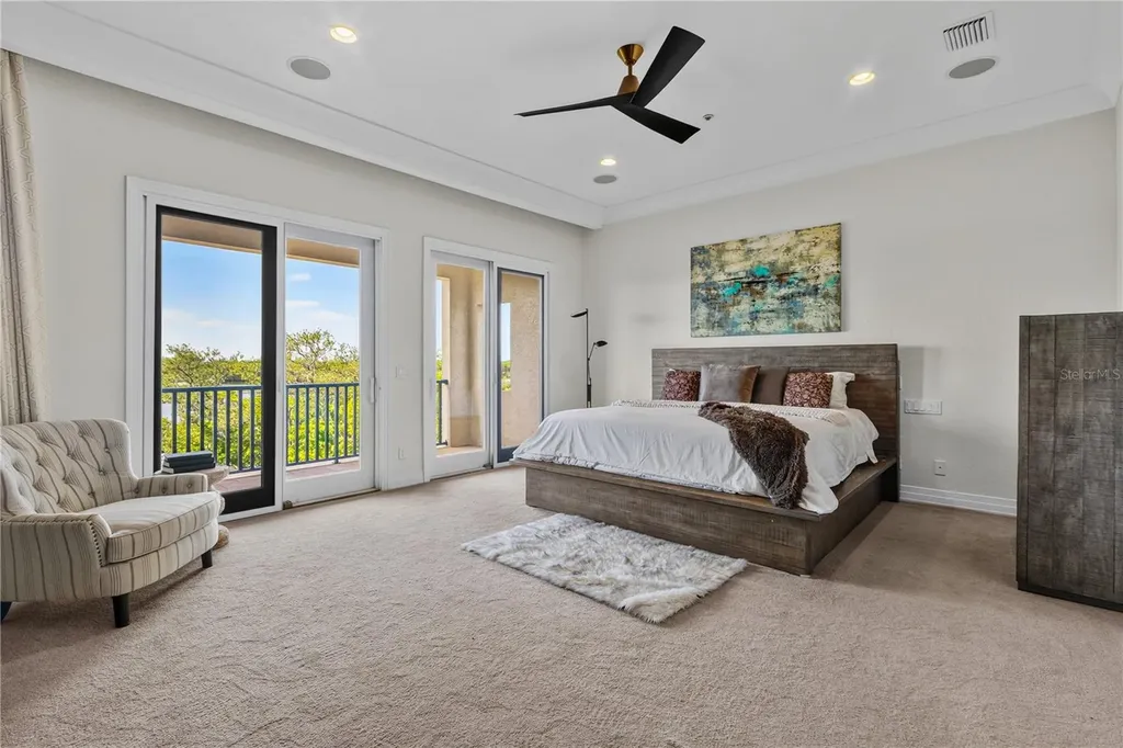 1008 Paseo Del Rio NE St Petersburg FL 33702