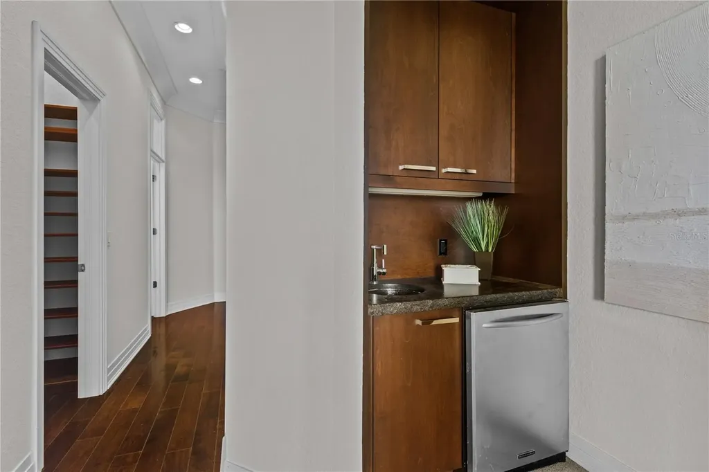 1008 Paseo Del Rio NE St Petersburg FL 33702