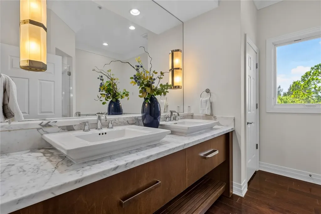 1008 Paseo Del Rio NE St Petersburg FL 33702