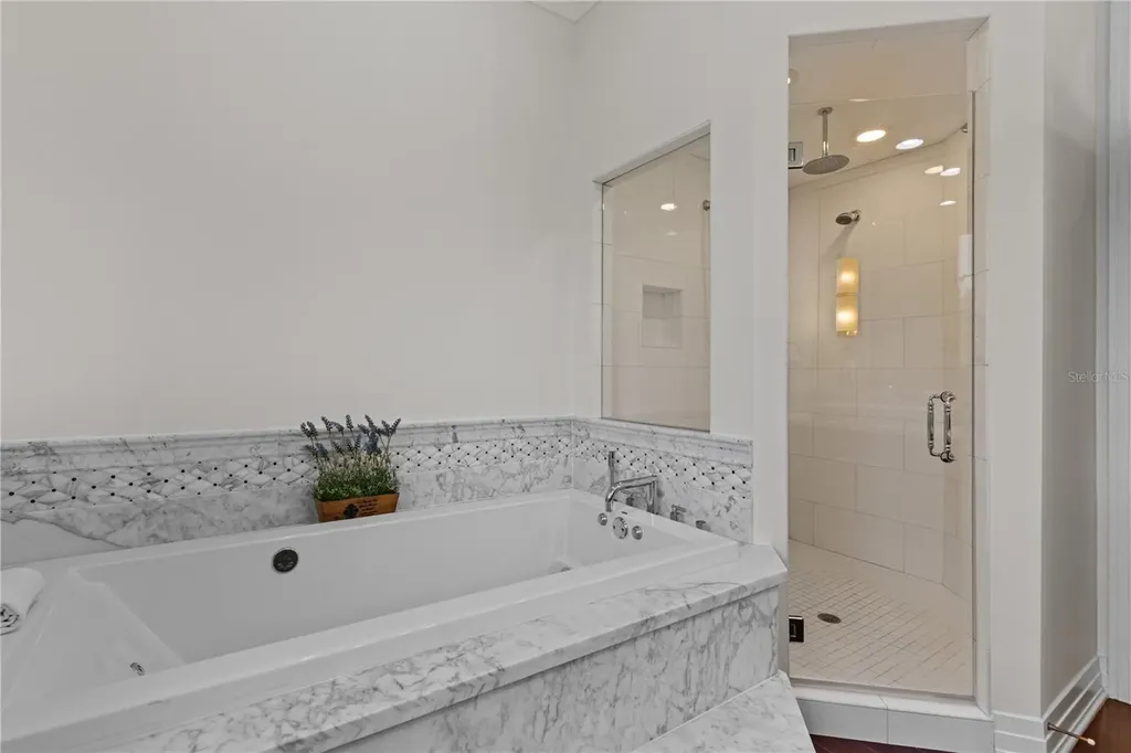 1008 Paseo Del Rio NE St Petersburg FL 33702