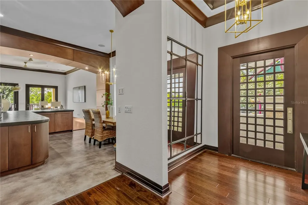 1008 Paseo Del Rio NE St Petersburg FL 33702