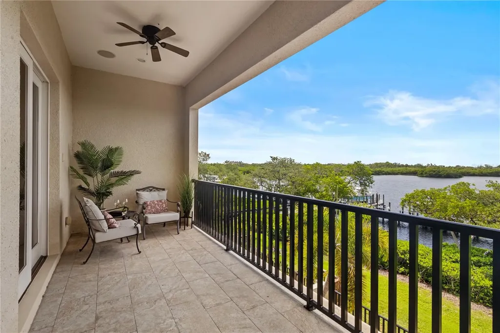 1008 Paseo Del Rio NE St Petersburg FL 33702