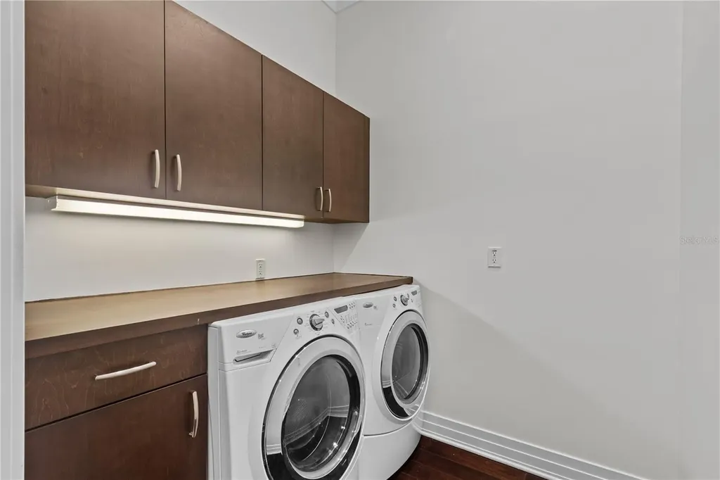 1008 Paseo Del Rio NE St Petersburg FL 33702