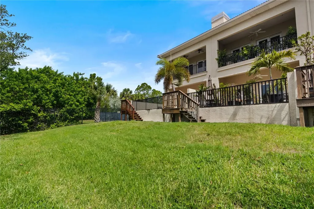 1008 Paseo Del Rio NE St Petersburg FL 33702