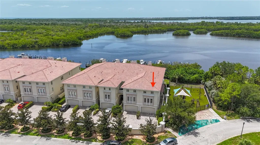 1008 Paseo Del Rio NE St Petersburg FL 33702