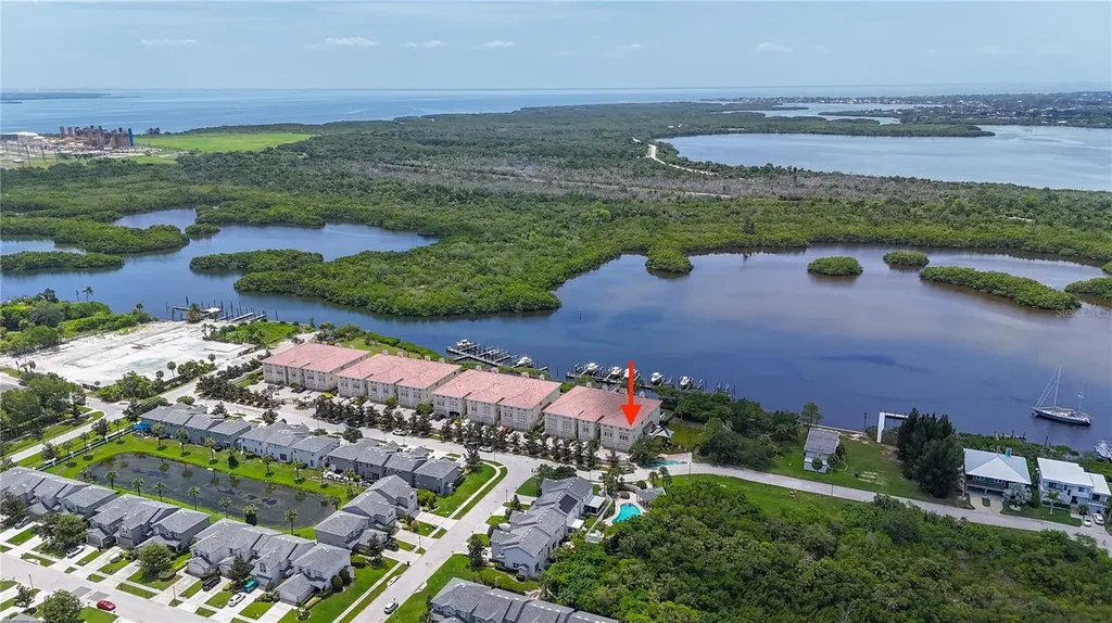1008 Paseo Del Rio NE St Petersburg FL 33702