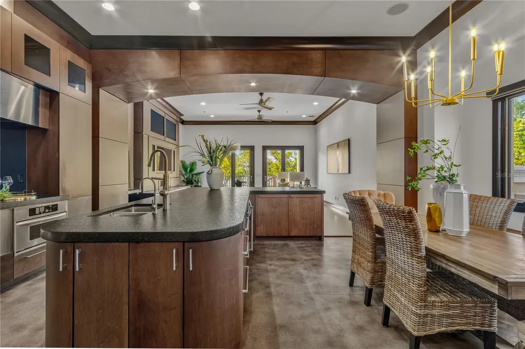 1008 Paseo Del Rio NE St Petersburg FL 33702