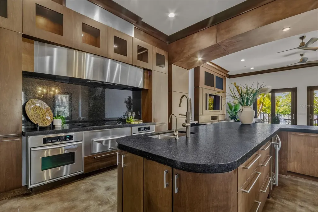 1008 Paseo Del Rio NE St Petersburg FL 33702