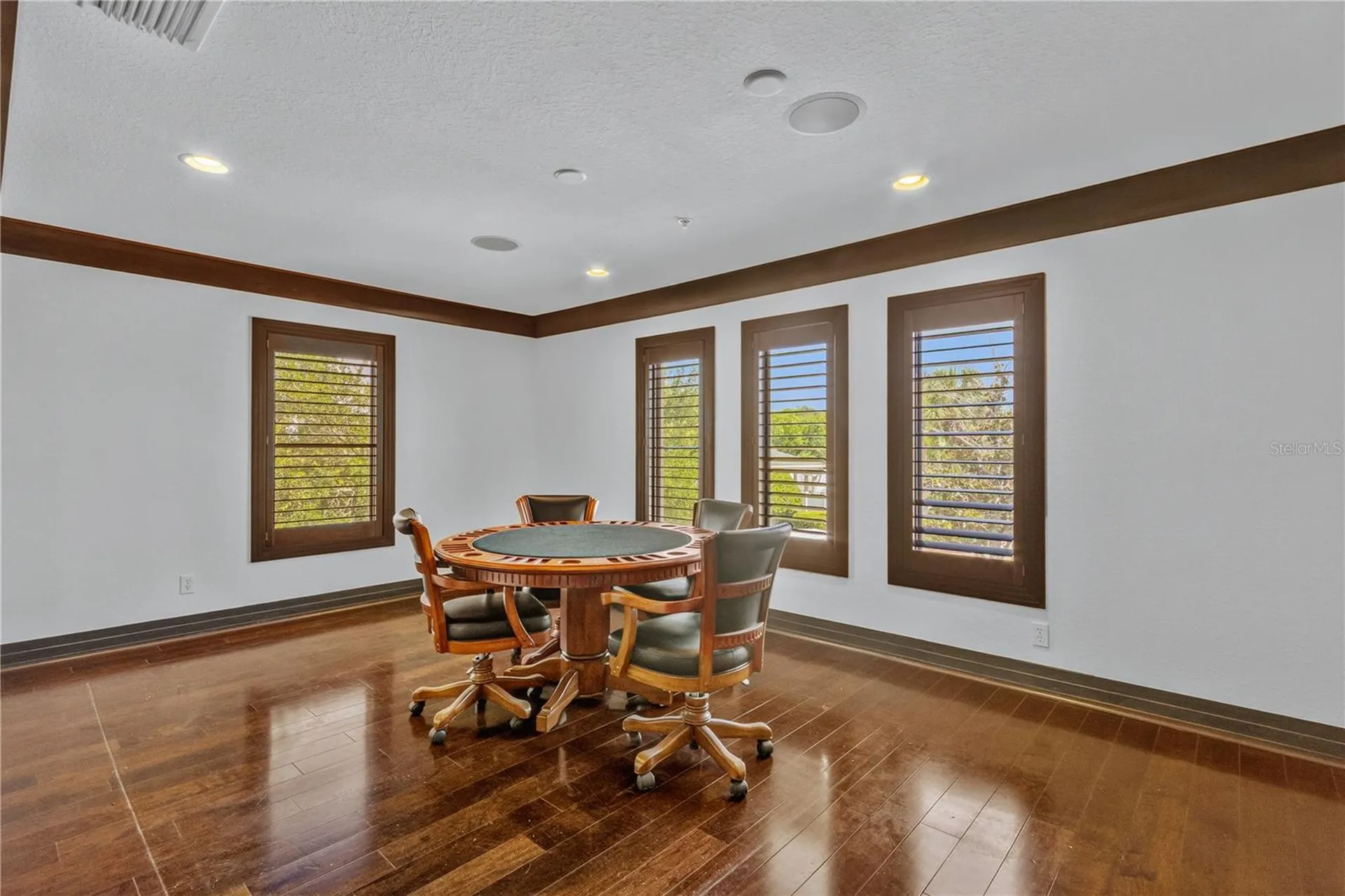 1008 Paseo Del Rio NE St Petersburg FL 33702