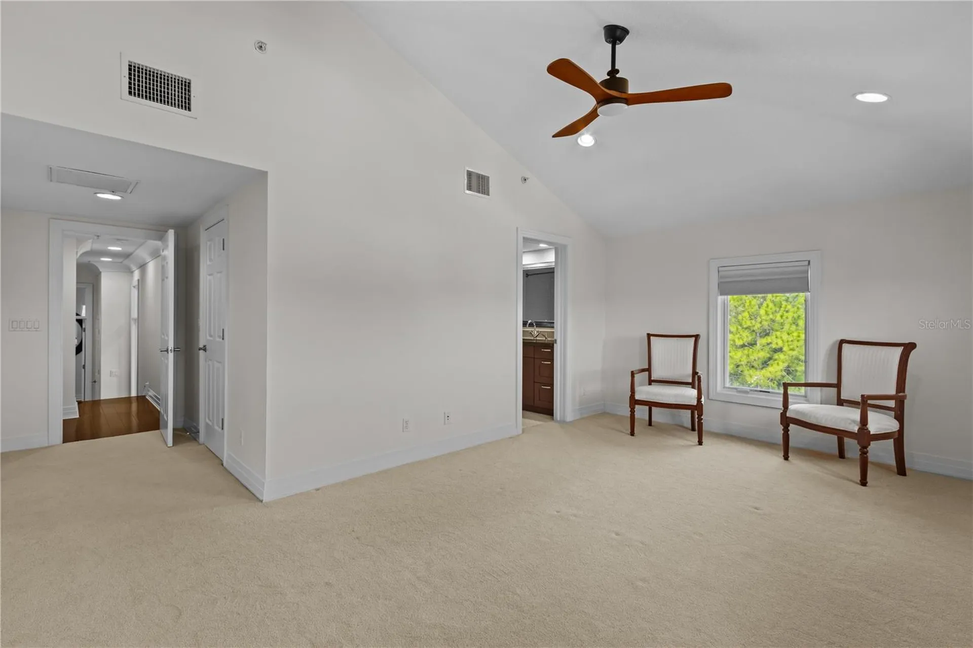 1008 Paseo Del Rio NE St Petersburg FL 33702