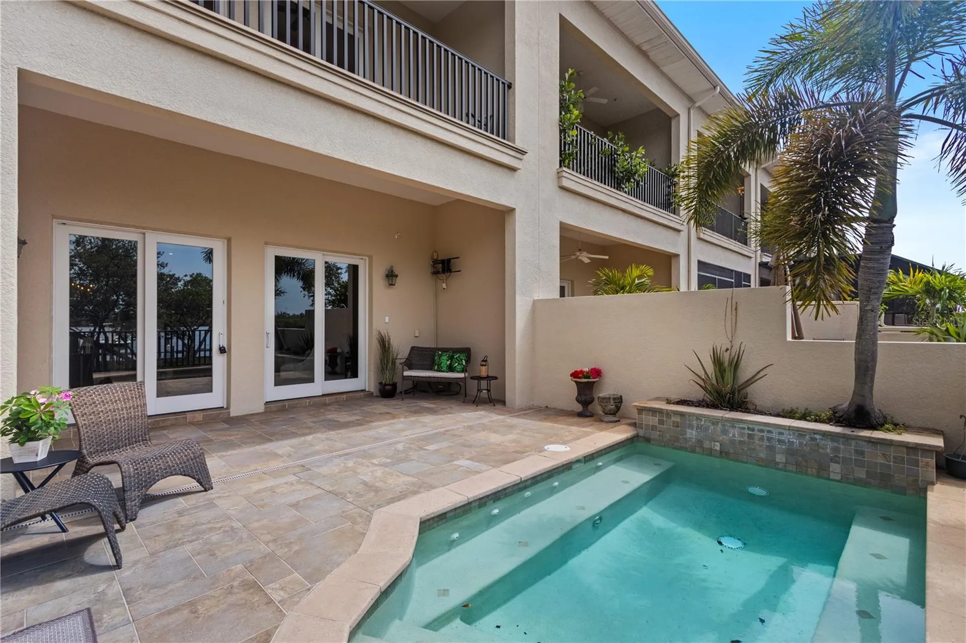 1008 Paseo Del Rio NE St Petersburg FL 33702