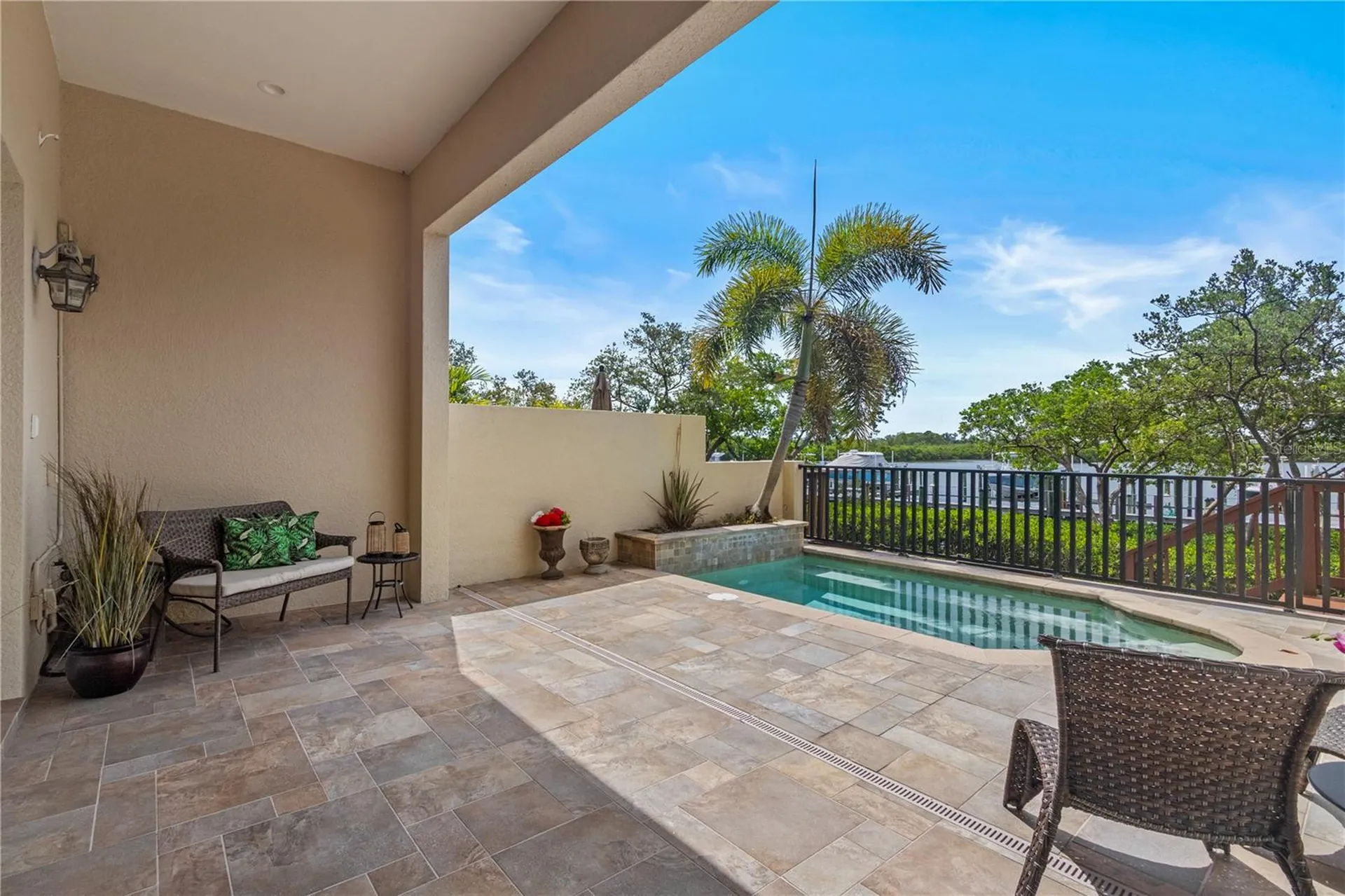 1008 Paseo Del Rio NE St Petersburg FL 33702