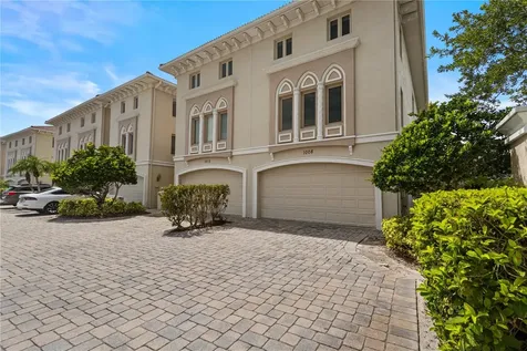 1008 Paseo Del Rio NE St Petersburg FL 33702