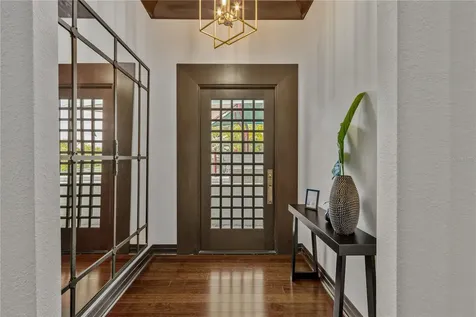 1008 Paseo Del Rio NE St Petersburg FL 33702