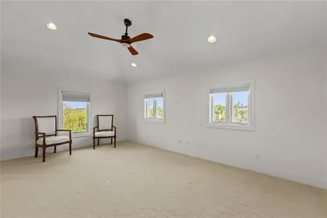 1008 Paseo Del Rio NE St Petersburg FL 33702