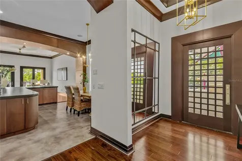 1008 Paseo Del Rio NE St Petersburg FL 33702