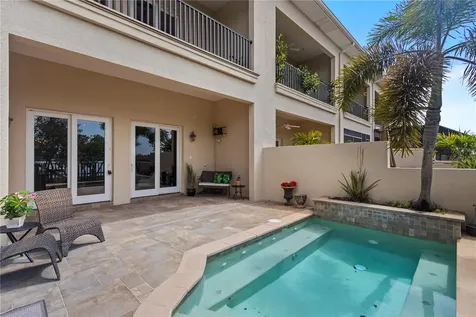 1008 Paseo Del Rio NE St Petersburg FL 33702