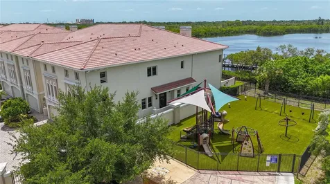 1008 Paseo Del Rio NE St Petersburg FL 33702