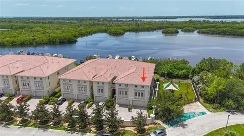 1008 Paseo Del Rio NE St Petersburg FL 33702