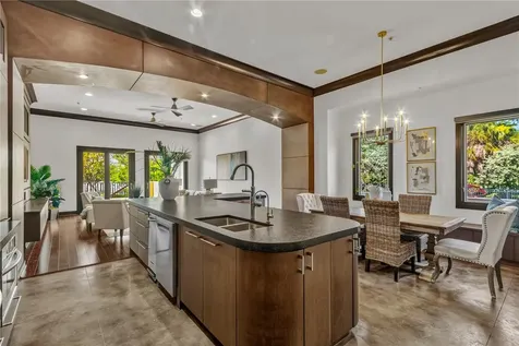 1008 Paseo Del Rio NE St Petersburg FL 33702