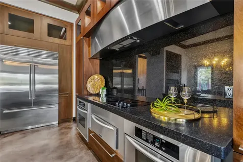 1008 Paseo Del Rio NE St Petersburg FL 33702