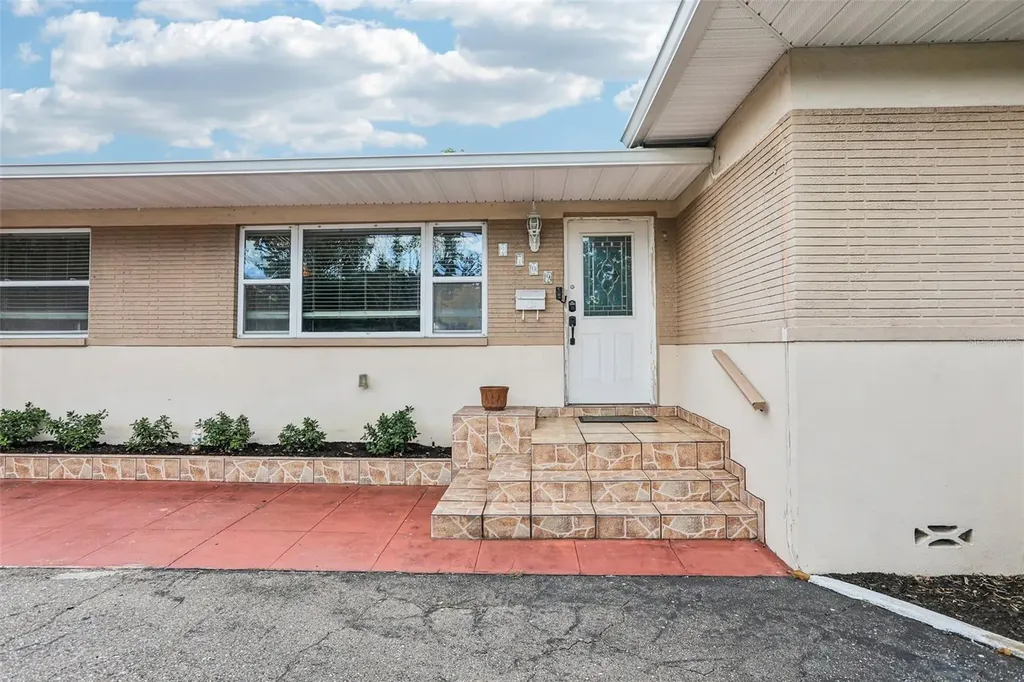 2709 49th Street N St Petersburg FL 33710