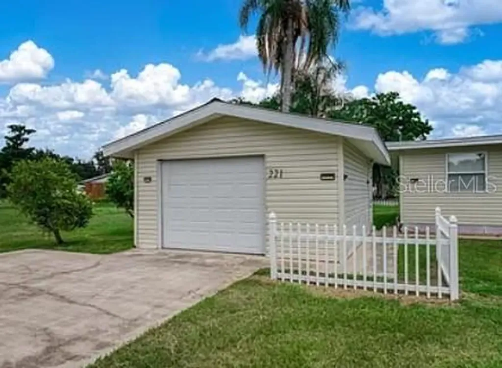 221 Speckled Perch Point Lorida FL 33857