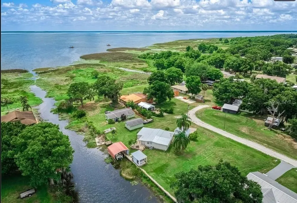221 Speckled Perch Point Lorida FL 33857