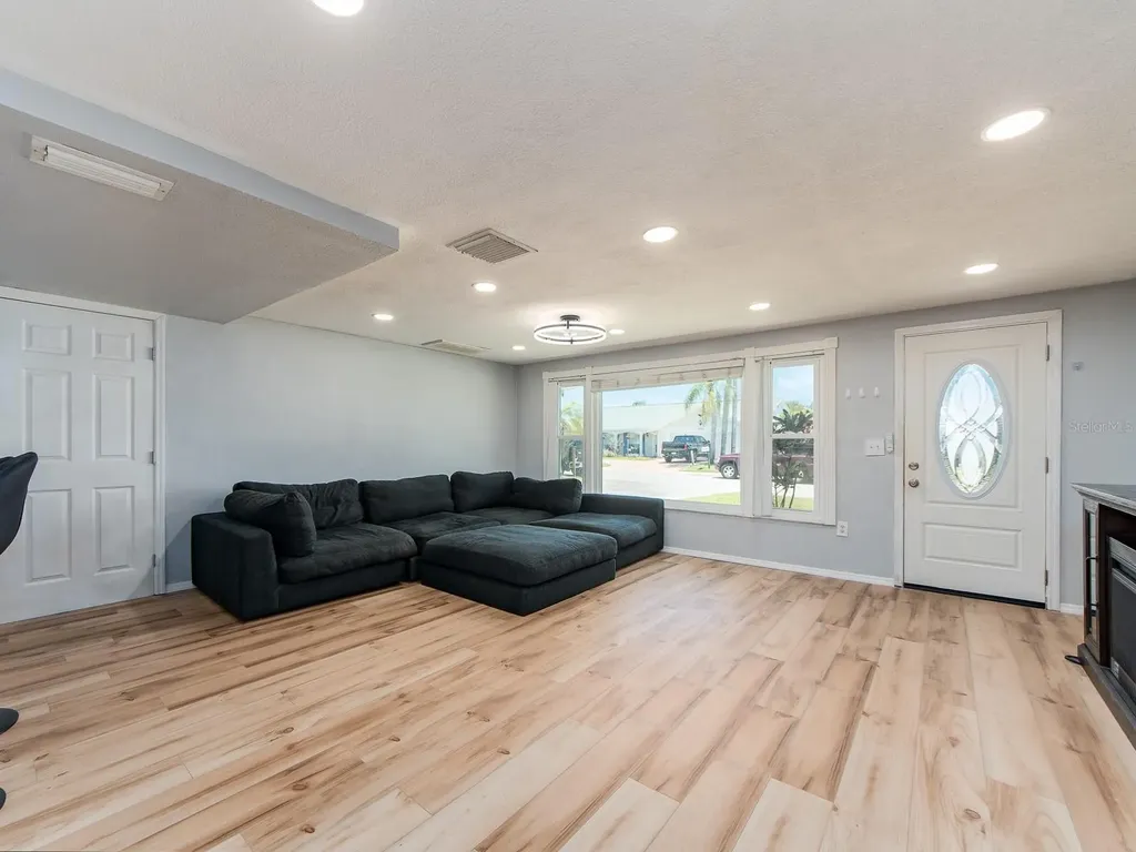 3645 Overland Holiday FL 34691