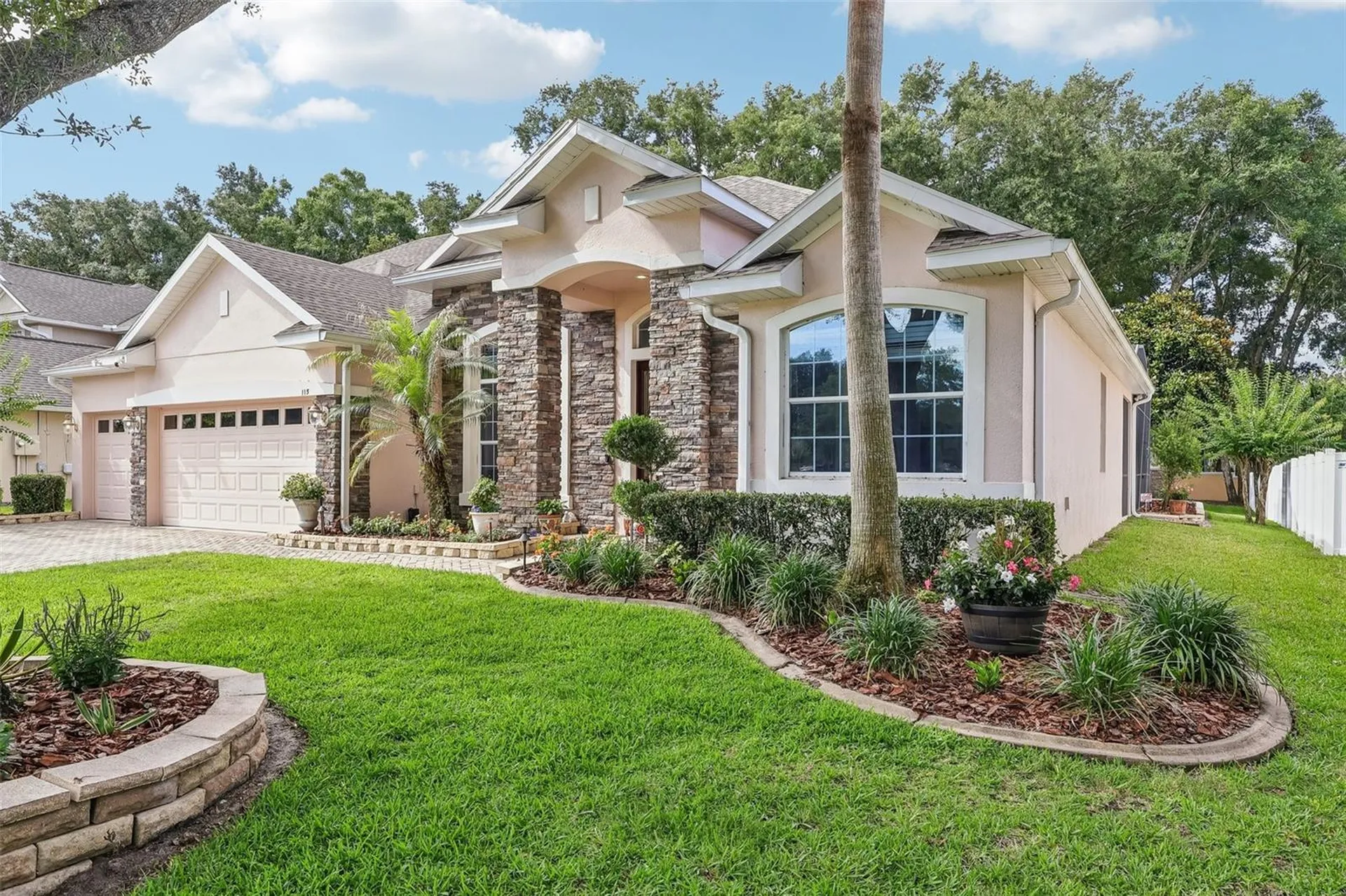 115 W Blue Water Edge Drive Eustis FL 32736