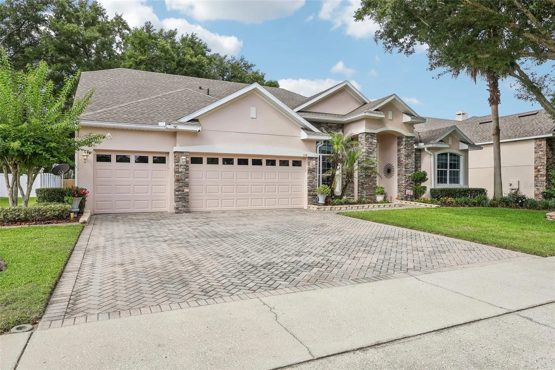 115 W Blue Water Edge Drive Eustis FL 32736
