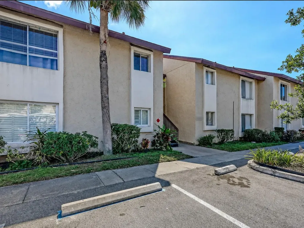 2702 Hidden Lake Drive S Sarasota FL 34237