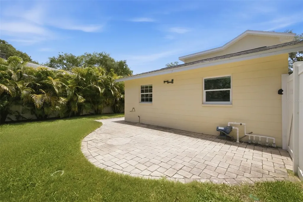 1470 28th Avenue N St Petersburg FL 33704