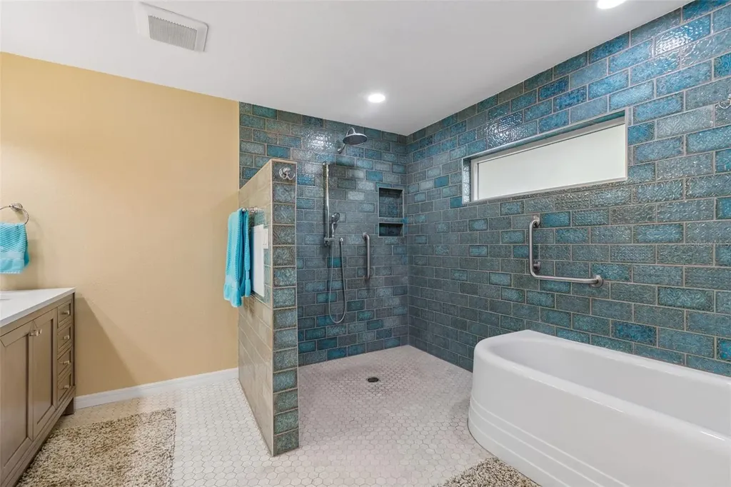 538 Oleander Way S St Petersburg FL 33707