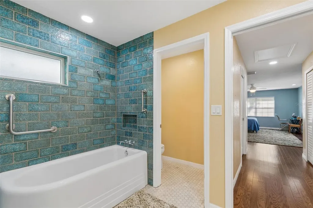 538 Oleander Way S St Petersburg FL 33707