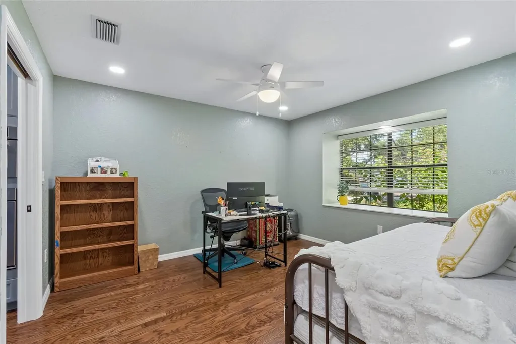 538 Oleander Way S St Petersburg FL 33707