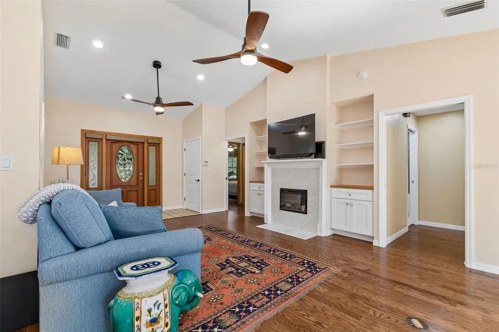 538 Oleander Way S St Petersburg FL 33707