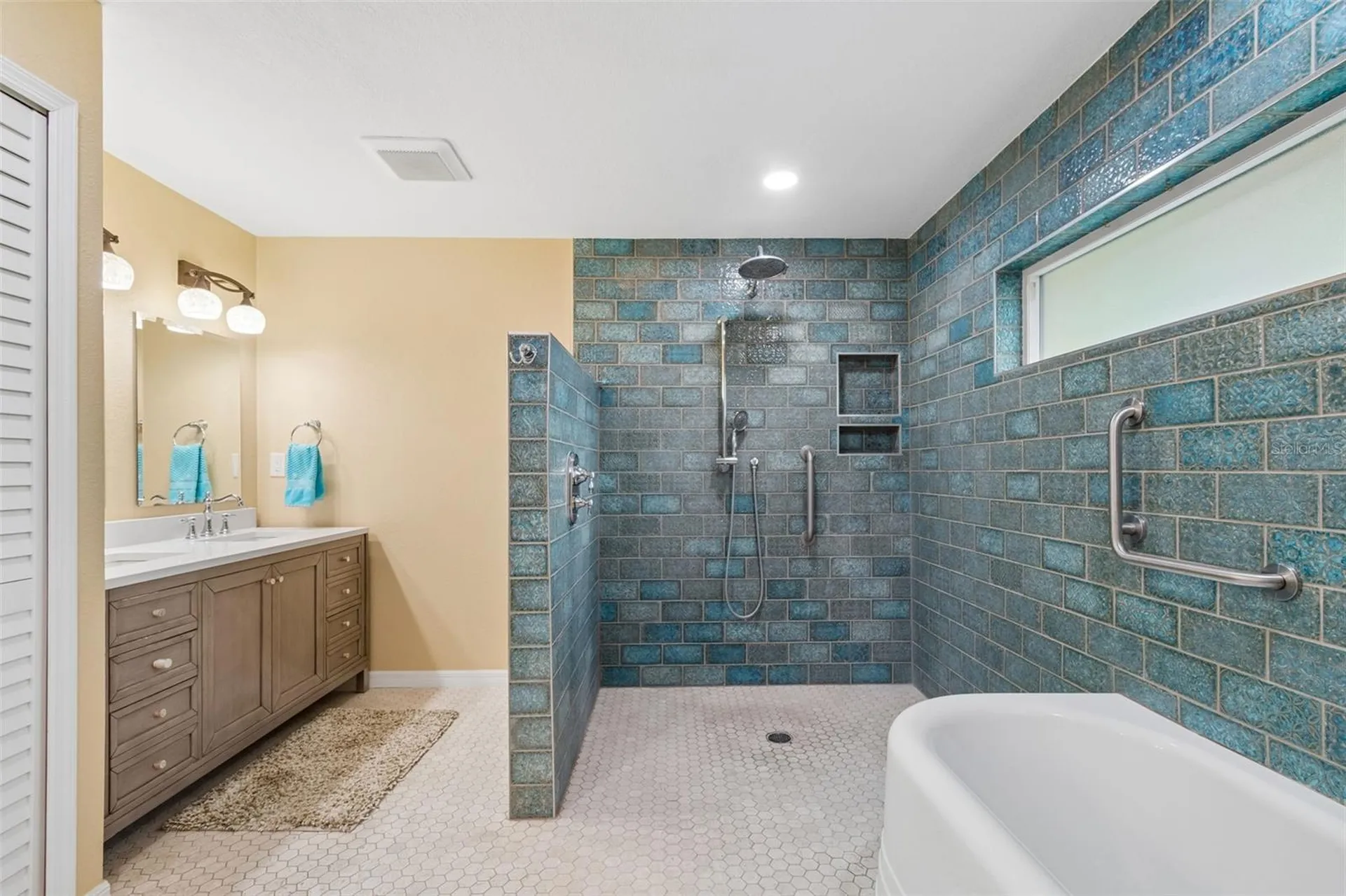 538 Oleander Way S St Petersburg FL 33707
